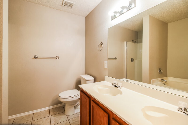 2,140/Mo, 7620 Shoal Bnd Denton, TX 76210 Main Bathroom View
