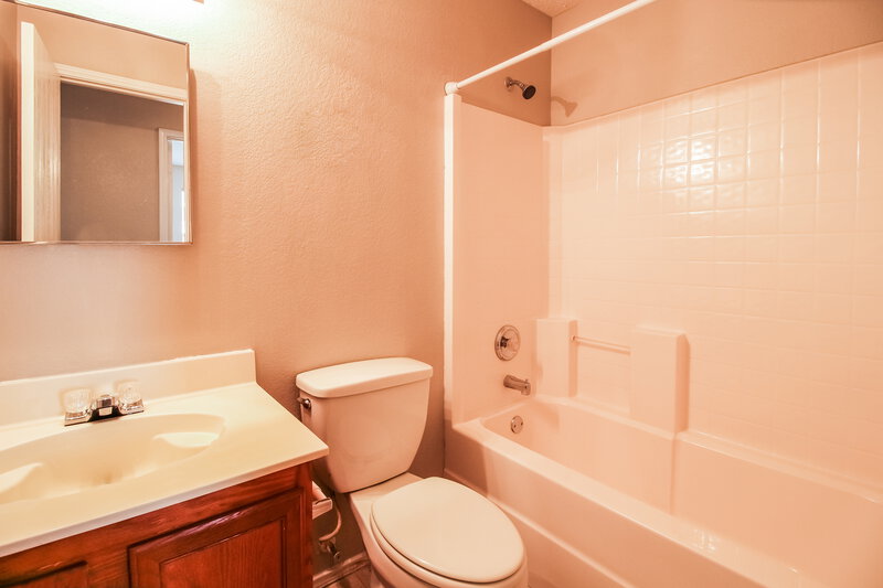 2,140/Mo, 7620 Shoal Bnd Denton, TX 76210 Bathroom View
