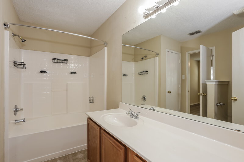 1,785/Mo, 6366 Twilight Cir Fort Worth, TX 76179 Main Bathroom View 2