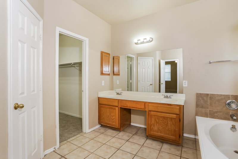 2,260/Mo, 2713 Meadowview Dr Corinth, TX 76210 Main Bathroom View