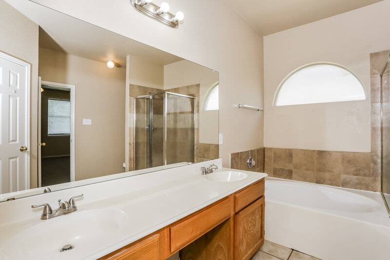 2,260/Mo, 2713 Meadowview Dr Corinth, TX 76210 Main Bathroom View 2