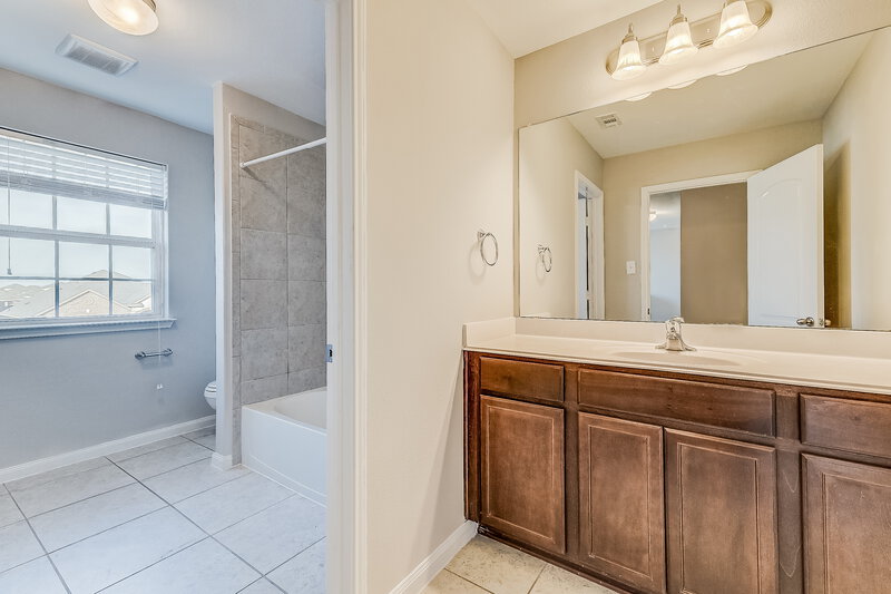 2,200/Mo, 13349 Tower Ln Crowley, TX 76036 Main Bathroom View