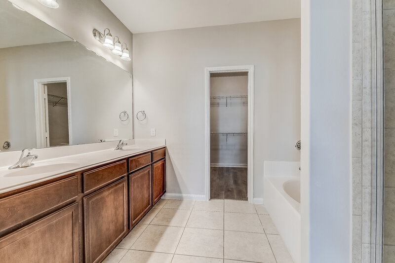 2,200/Mo, 13349 Tower Ln Crowley, TX 76036 Main Bathroom View 2