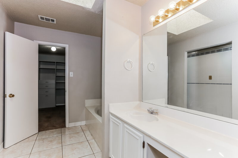 2,210/Mo, 1808 Rose Cir Lewisville, TX 75077 Main Bathroom View