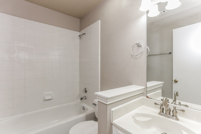 2,210/Mo, 1808 Rose Cir Lewisville, TX 75077 Main Bathroom View 2