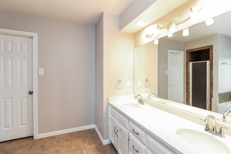 2,380/Mo, 10328 Gray Oak Ln Fort Worth, TX 76108 Main Bathroom View