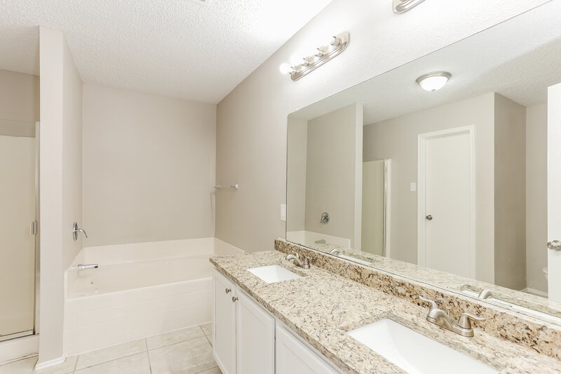 3,250/Mo, 820 Hontley Dr Arlington, TX 76001 Main Bathroom View