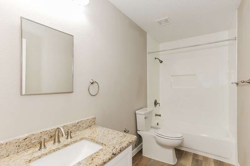 3,250/Mo, 820 Hontley Dr Arlington, TX 76001 Bathroom View