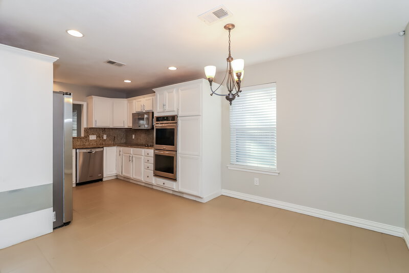 2,445/Mo, 2715 Hilldale Blvd Arlington, TX 76016 Living Room View 2