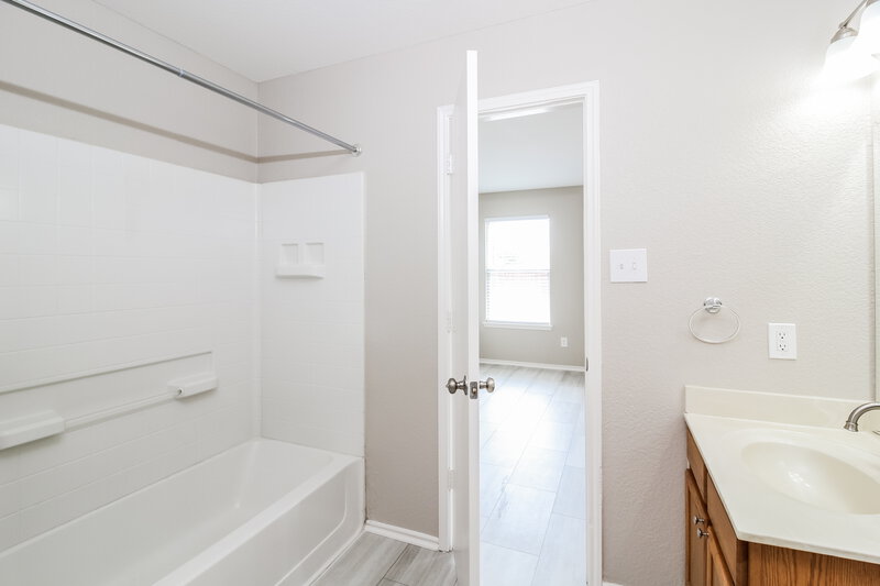 2,305/Mo, 4036 Tiburon St Fort Worth, TX 76106 Main Bathroom View