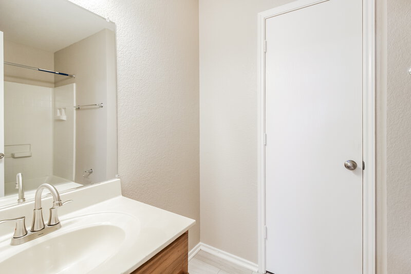 2,305/Mo, 4036 Tiburon St Fort Worth, TX 76106 Bathroom View