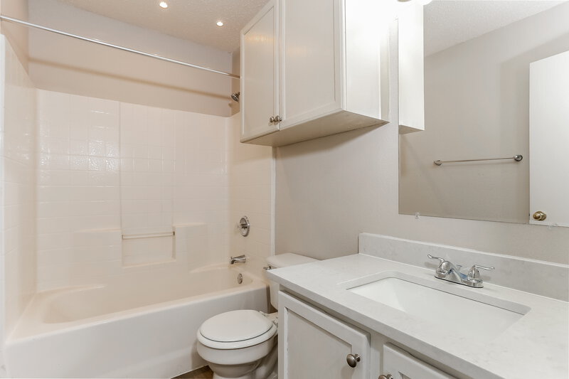 2,315/Mo, 1032 Bannack Dr Arlington, TX 76001 Bathroom View