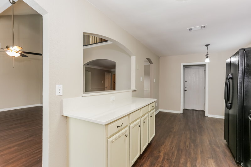 2,980/Mo, 6725 White Tail Ln Arlington, TX 76002 Kitchen View 3