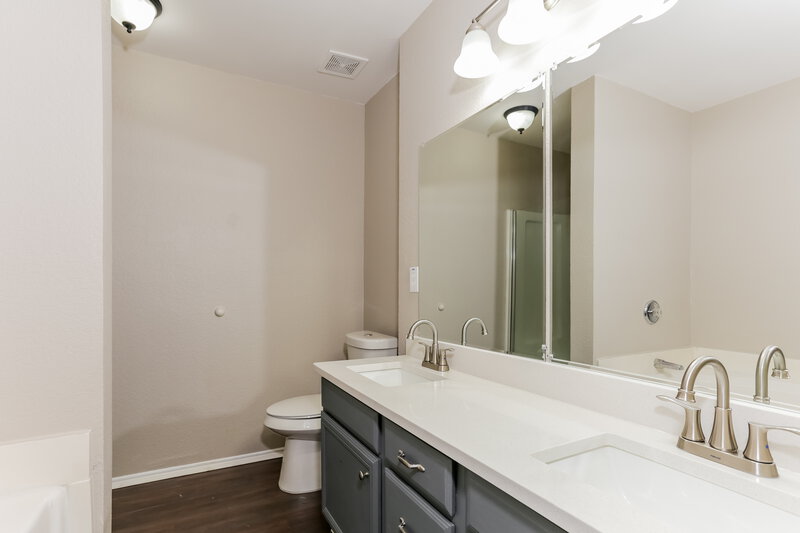 2,980/Mo, 6725 White Tail Ln Arlington, TX 76002 Main Bathroom View