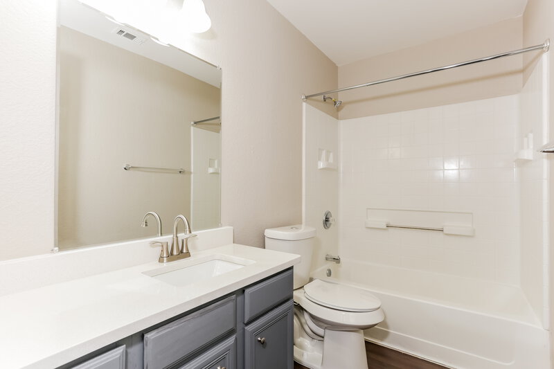 2,980/Mo, 6725 White Tail Ln Arlington, TX 76002 Main Bathroom View 2