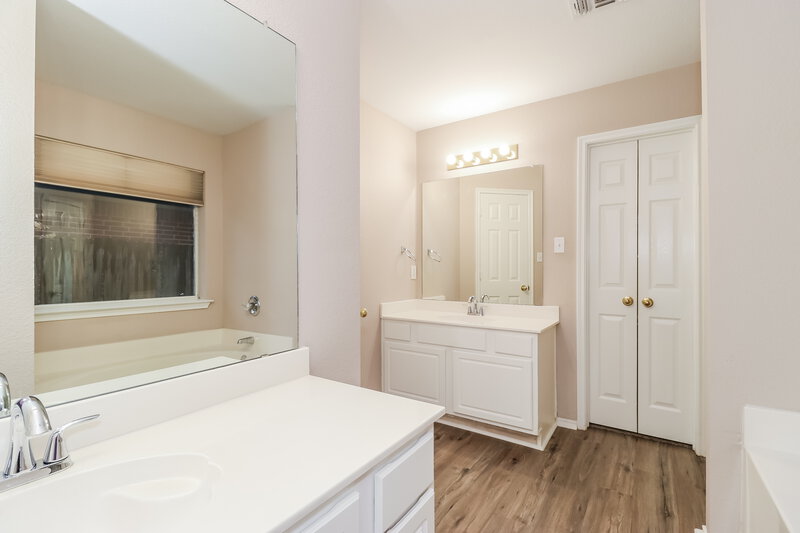 3,310/Mo, 7300 Fossil Garden Dr Arlington, TX 76002 Main Bathroom View 2
