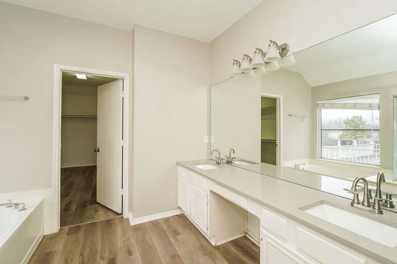 2,375/Mo, 2616 Lonesome Oak Dr Corinth, TX 76208 Main Bathroom View