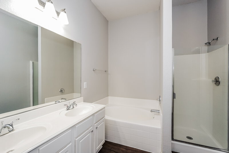 2,270/Mo, 500 Prairie Gulch Dr Fort Worth, TX 76140 Main Bathroom View