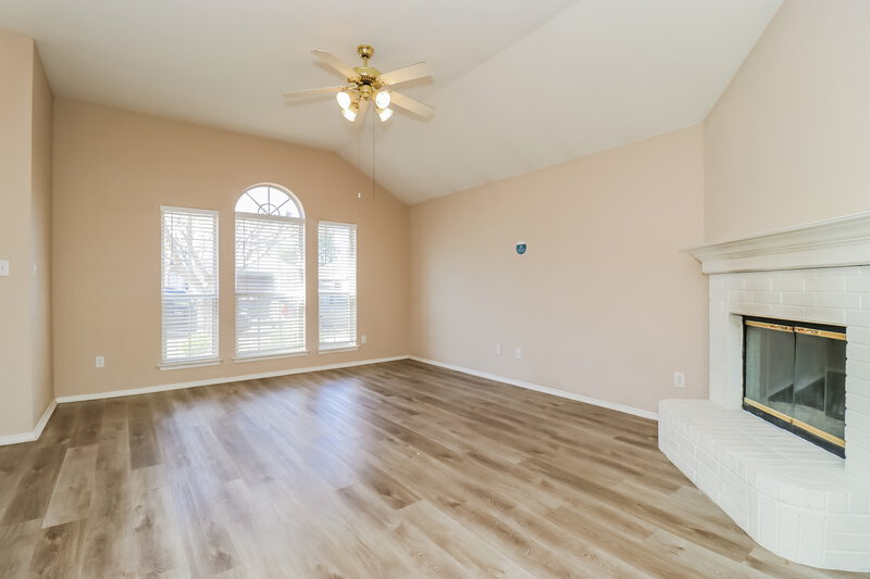 2,275/Mo, 6101 Summerfield Dr Arlington, TX 76018 Living Room View