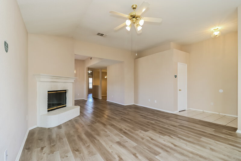 2,275/Mo, 6101 Summerfield Dr Arlington, TX 76018 Living Room View 2