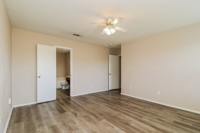 2,275/Mo, 6101 Summerfield Dr Arlington, TX 76018 Main Bedroom View 2