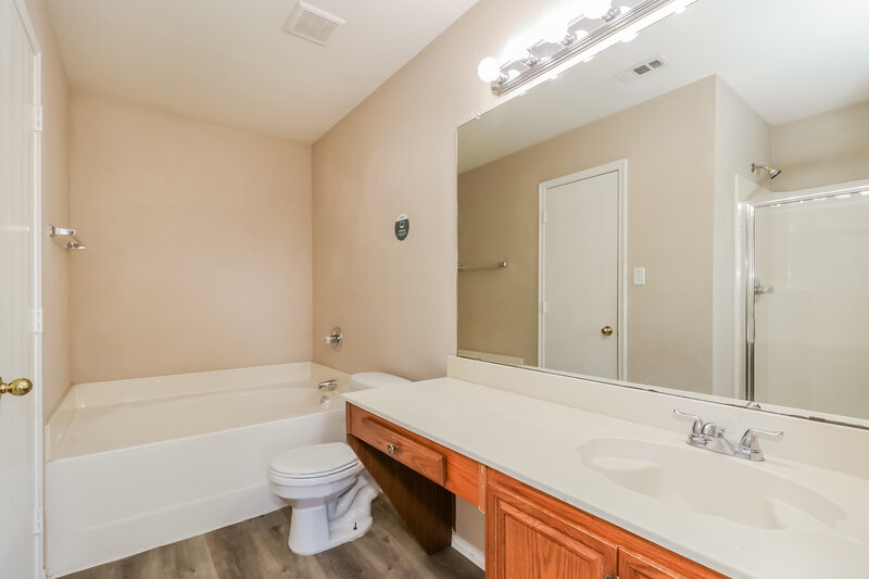 2,275/Mo, 6101 Summerfield Dr Arlington, TX 76018 Main Bathroom View