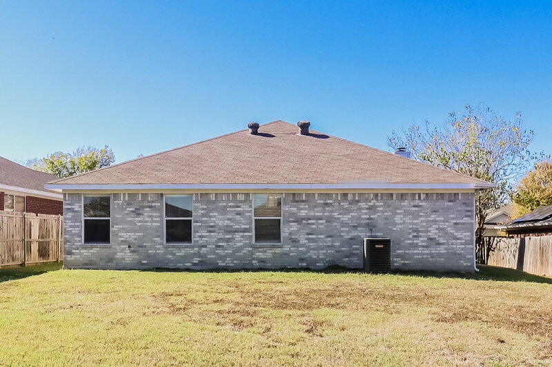 2,275/Mo, 6101 Summerfield Dr Arlington, TX 76018 Rear View