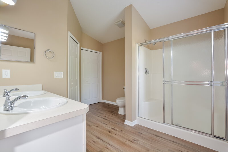 2,755/Mo, 205 Tree Branch Ln Edgewater, FL 32141 Main Bathroom View