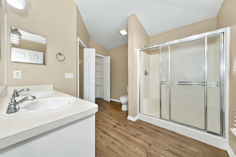 2,565/Mo, 205 Tree Branch Ln Edgewater, FL 32141 Primary Bathroom View
