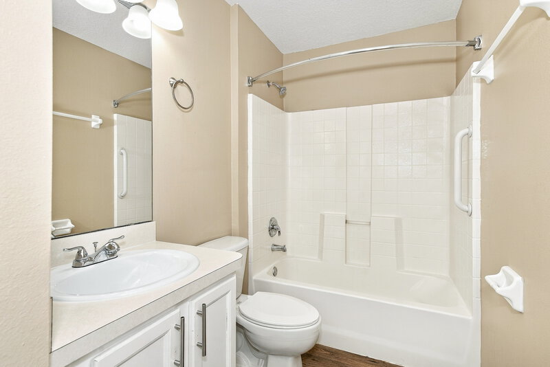 2,565/Mo, 205 Tree Branch Ln Edgewater, FL 32141 Bathroom View