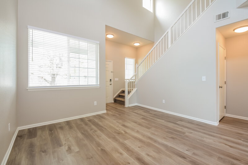 3,225/Mo, 2487 E 127th Ct Thornton, CO 80241 Sitting Room View 2