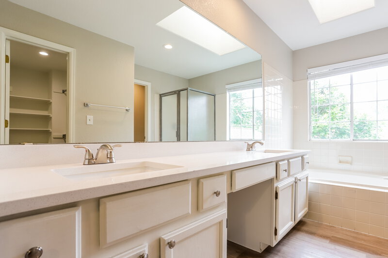 3,060/Mo, 17883 E Loyola Ave Aurora, CO 80013 Main Bathroom View