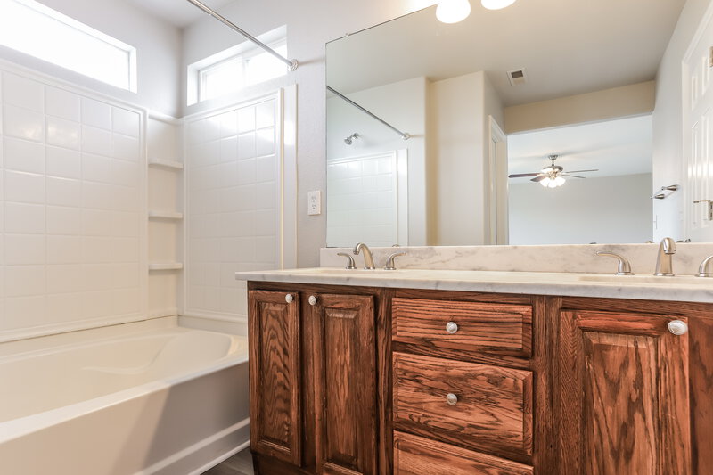 2,670/Mo, 1162 S Fultondale Cir Aurora, CO 80018 Main Bathroom View