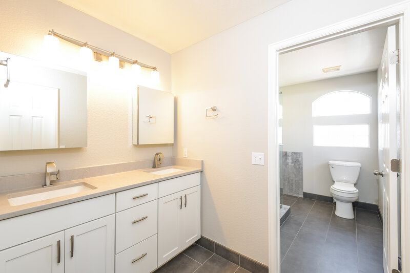 2,800/Mo, 14321 Craftsman Way Broomfield, CO 80023 Main Bathroom View