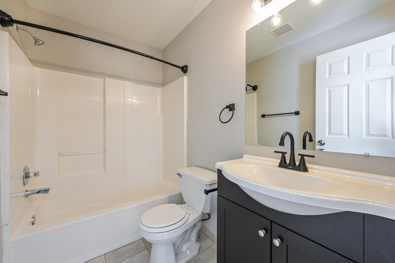 2,885/Mo, 16491 E Phillips Dr Englewood, CO 80112 Main Bathroom View