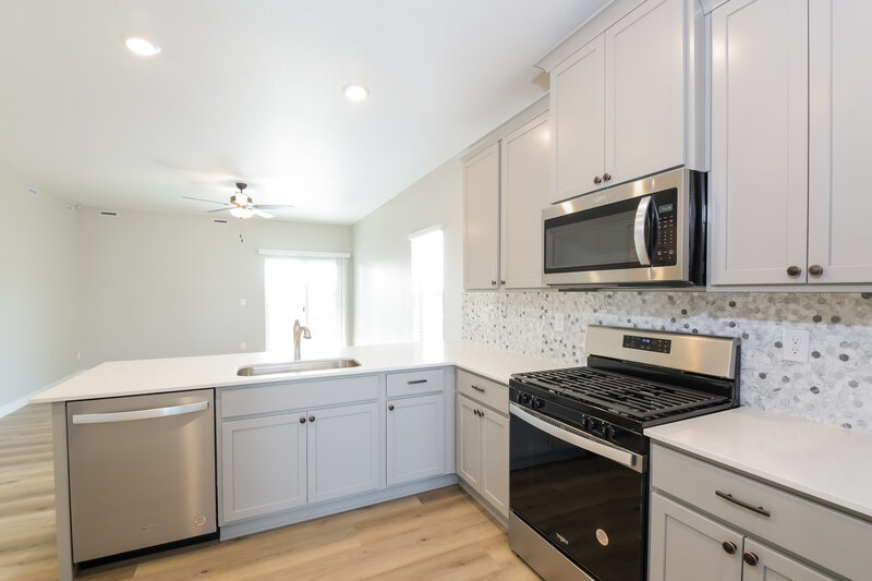 2,685/Mo, 17894 E 94th Dr Commerce City, CO 80022 Kitchen View 2