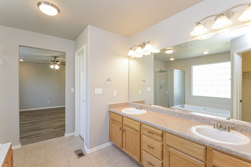 2,855/Mo, 6245 S Sedalia St Aurora, CO 80016 Main Bathroom View