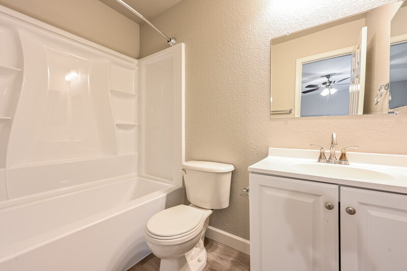 2,875/Mo, 23206 E Dorado Ave Aurora, CO 80015 Main Bathroom View