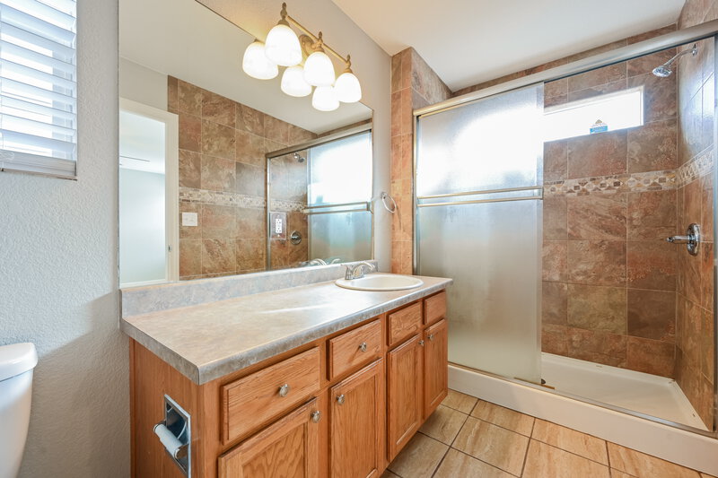 3,090/Mo, 9824 Falcon Ln Littleton, CO 80125 Main Bathroom View