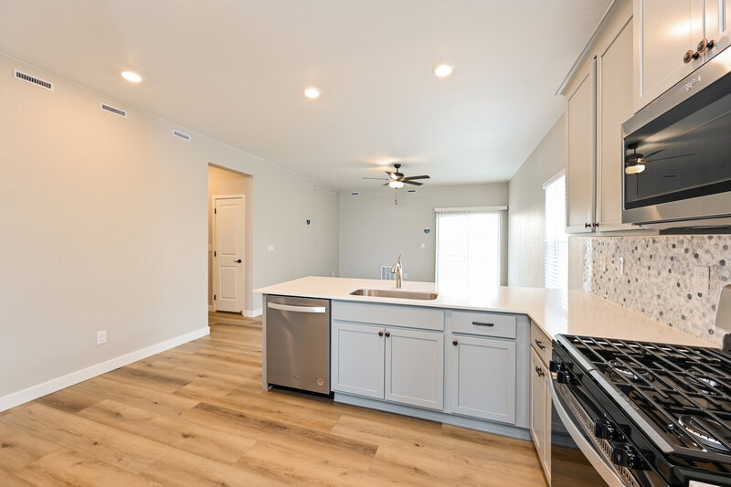 2,720/Mo, 17914 E 94th Dr Commerce City, CO 80022 Kitchen View