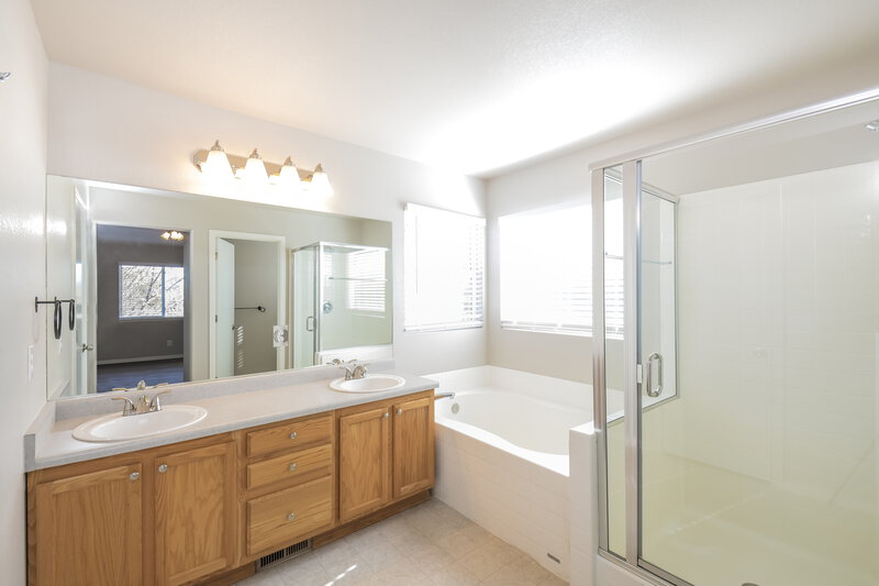 2,995/Mo, 11983 Dahlia Dr Thornton, CO 80233 Main Bathroom View