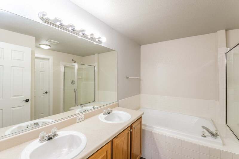 3,690/Mo, 13922 Hudson Way Thornton, CO 80602 Main Bathroom View