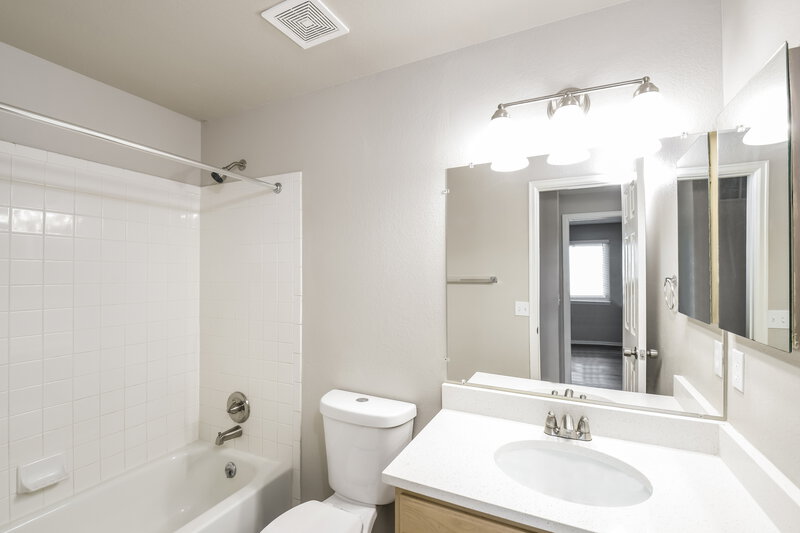 2,900/Mo, 19871 E Stanford Ave Centennial, CO 80015 Bathroom View