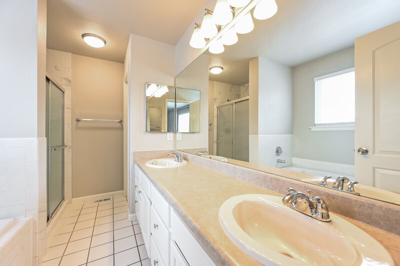 3,825/Mo, 6000 W 112th Pl Westminster, CO 80020 Main Bathroom View