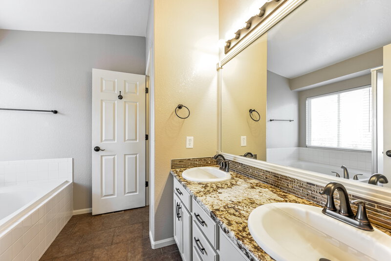 4,370/Mo, 4094 Storm Cloud Way Castle Rock, CO 80104 Main Bathroom View