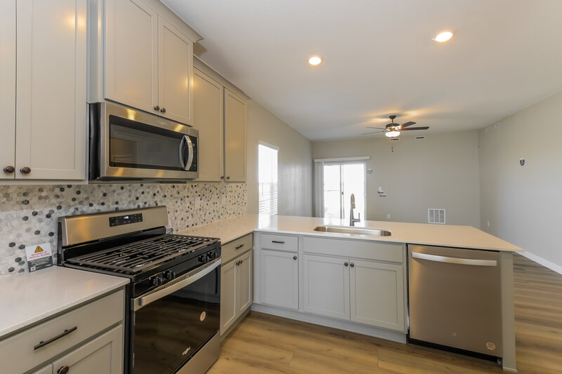 3,105/Mo, 9466 Yampa Ct Commerce City, CO 80022 Kitchen View