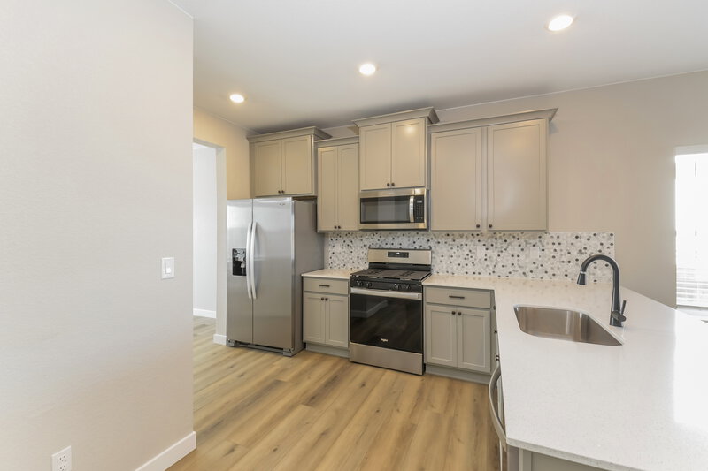 3,105/Mo, 9466 Yampa Ct Commerce City, CO 80022 Kitchen View 2