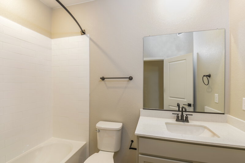 3,105/Mo, 9466 Yampa Ct Commerce City, CO 80022 Bathroom View