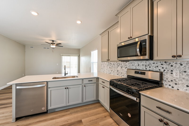 3,940/Mo, 9443 Yampa Ct Commerce City, CO 80022 Kitchen View