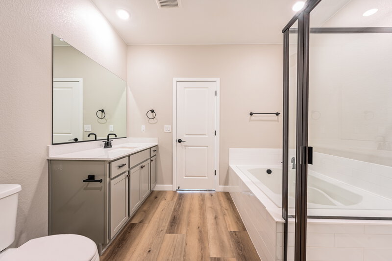 3,940/Mo, 9443 Yampa Ct Commerce City, CO 80022 Main Bathroom View